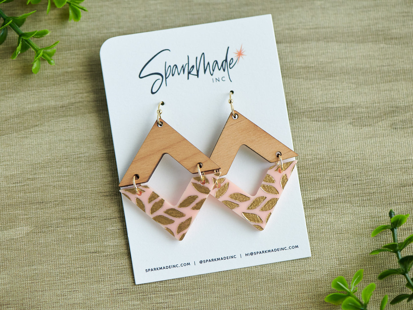 Golden Engraving Dangle Diamond Earrings - Pink