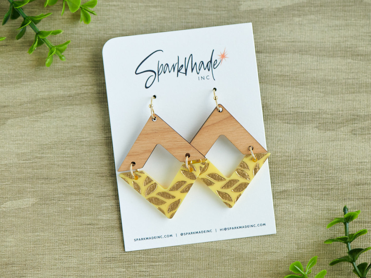 Golden Engraving Dangle Diamond Earrings - Yellow