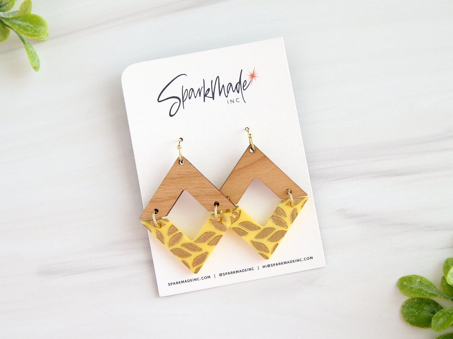 Golden Engraving Dangle Diamond Earrings - Yellow