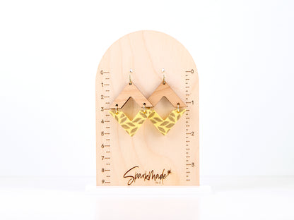 Golden Engraving Dangle Diamond Earrings - Yellow